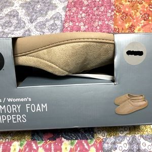 Women’s memory foam slippers. New! Perfect as a gift! 🎁🎄🎅🏻 Size Large 10/11